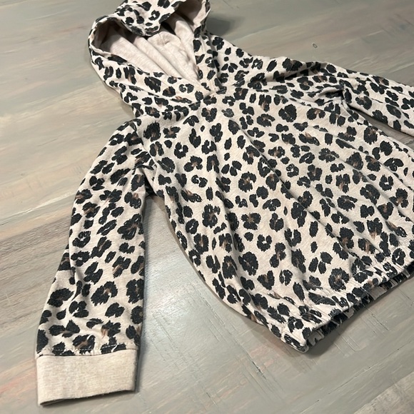 🖤 18 - 24 Months Leopard Hoodie (Long Sleeved Shirt). 2T. - Picture 2 of 10